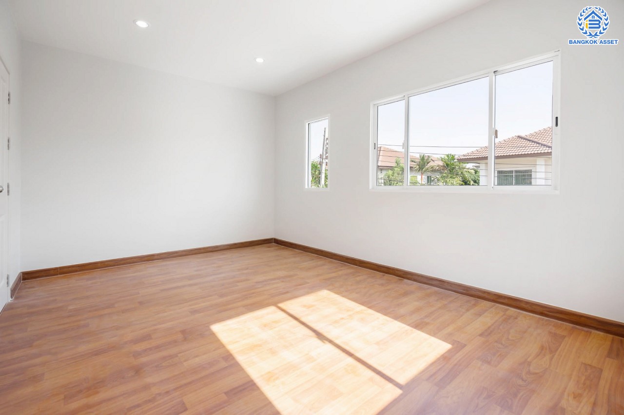 บ้านมือสองตกแต่งใหม่ หลังใหญ่ ดีไซน์ทันสมัย เนื้อที่ 53.8 ตร.ว. ม.ภัสสร14 บางใหญ่-กาญจนาฯ (ซ.กันตนา) รองรับทุกความสุข ฟังก์ชัน 3 ห้องนอน 2 ห้องน้ำ 2 ที่จอดรถ บนทำเลศักยภาพ ใกล้เซ็นทรัลเวสต์เกต ทางด่วน "ศรีรัช" และรถไฟฟ้า "สถานีตลาดบางใหญ่"